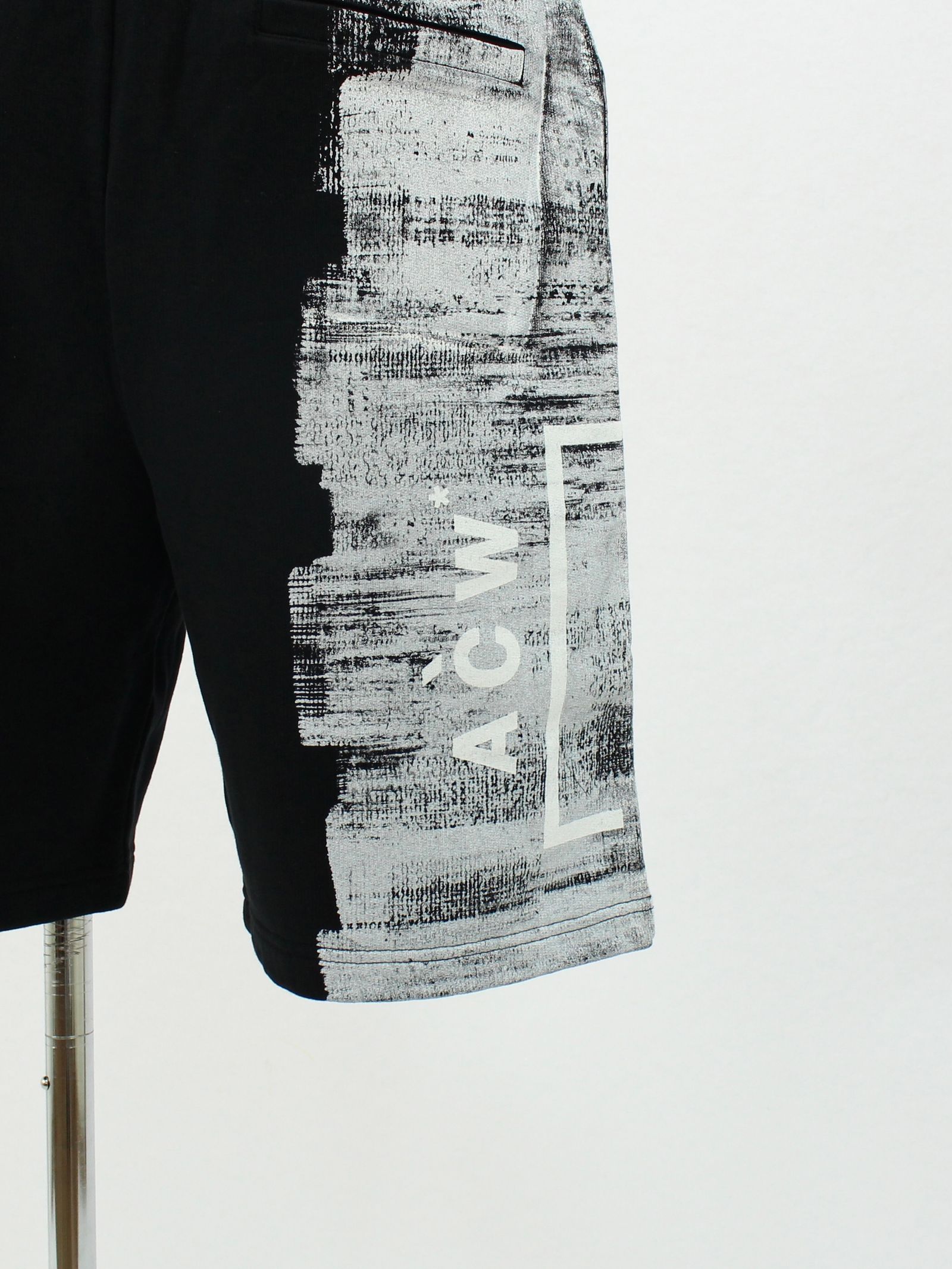 ペイント ロゴ ショートパンツ / MOD LUX PAINTED JERSEY SHORT / ブラック × ホワイト