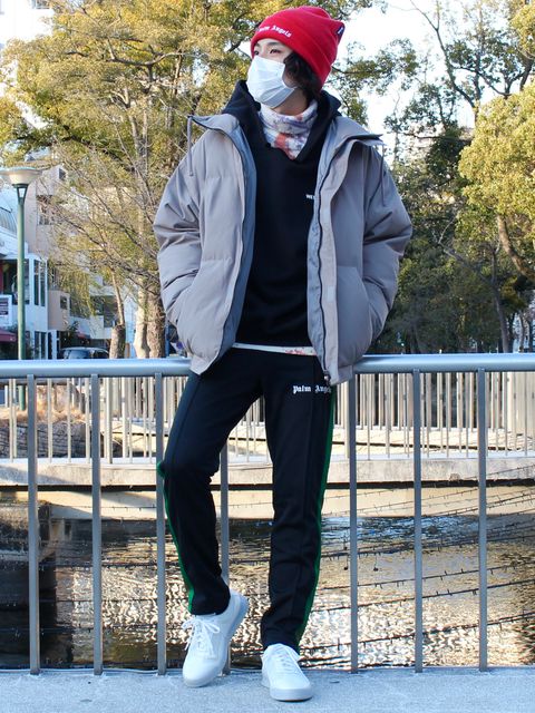 決めては差し色の“赤“ カジュアルストリートコーデ!