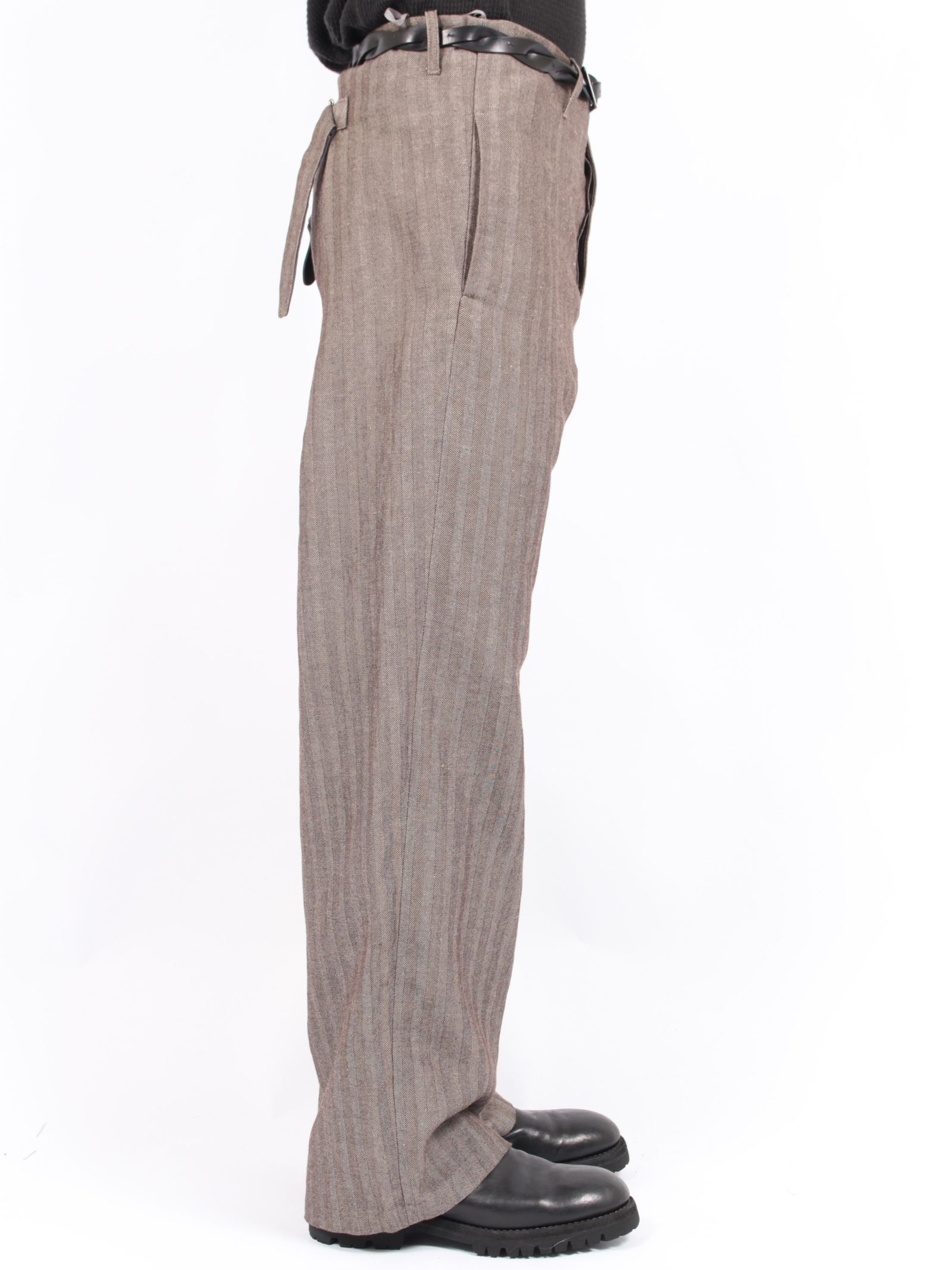 【24AW】アジャスタブル バックプレート ワイドフィット トラウザー / ADJUSTABLE BACK PLEATS WIDE FIT TROUSERS / ブラウン