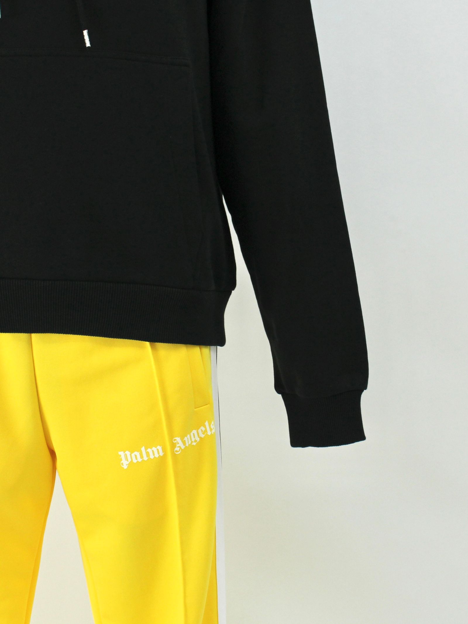 刺繍ロゴ フーディー / BLACK HOODIE WITH MULTICOLOR LOGO / ブラック × マルチ