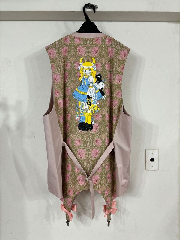 【25SS】ガーター ジレ ロリータ ガール アートワーク バイ カエ タナカ/ GARTER GILET LOLITA GIRL ARTWORK BY KAE TANAKA / ピンク