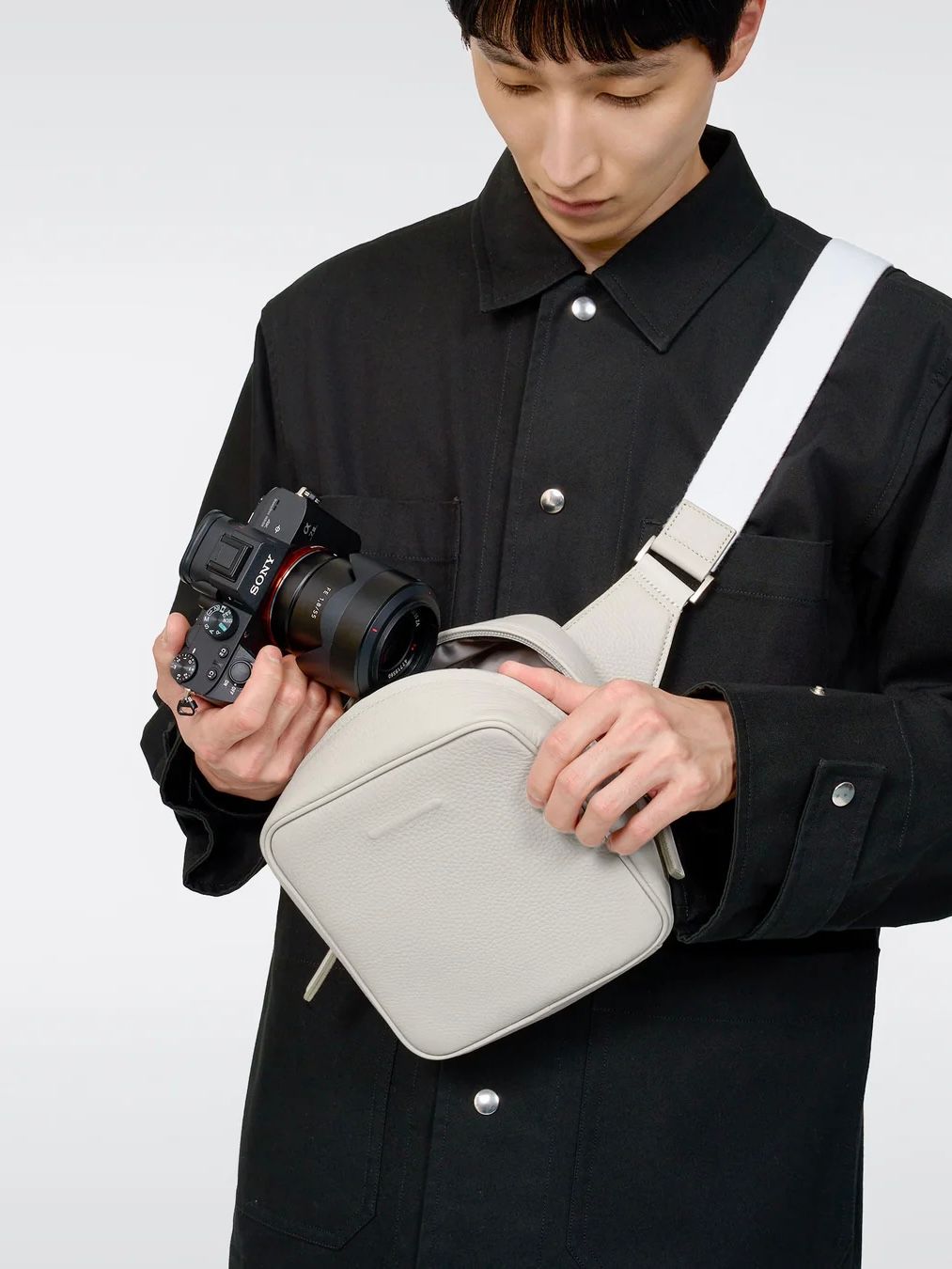 ウィークエンド カメラバッグ ミディアム / WEEKEND CAMERA BAG MEDIUM / オフホワイト