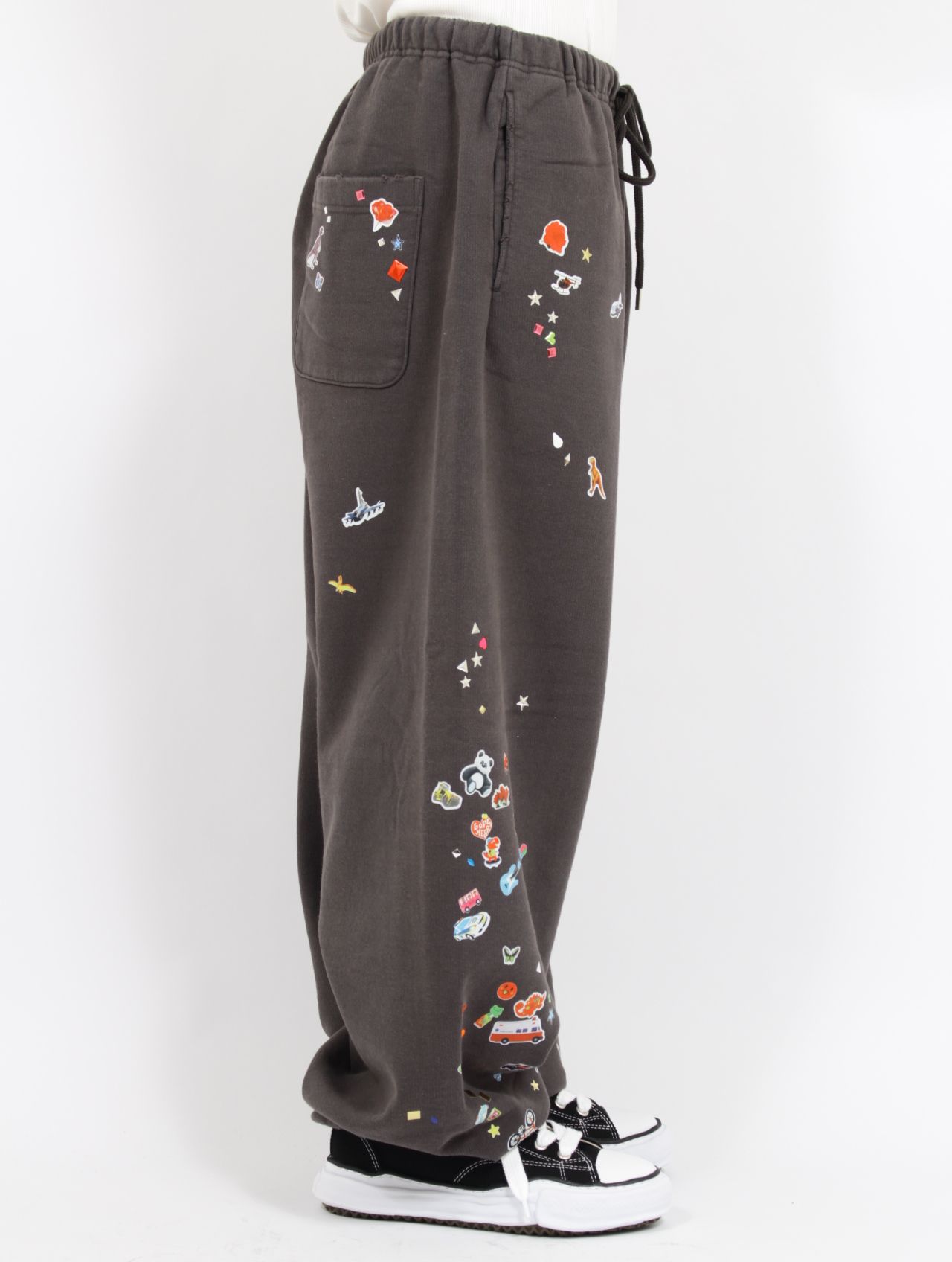 【26SS】ステッカーデザイン スウェット パンツ / KIDS STICKER PANTS / ブラック