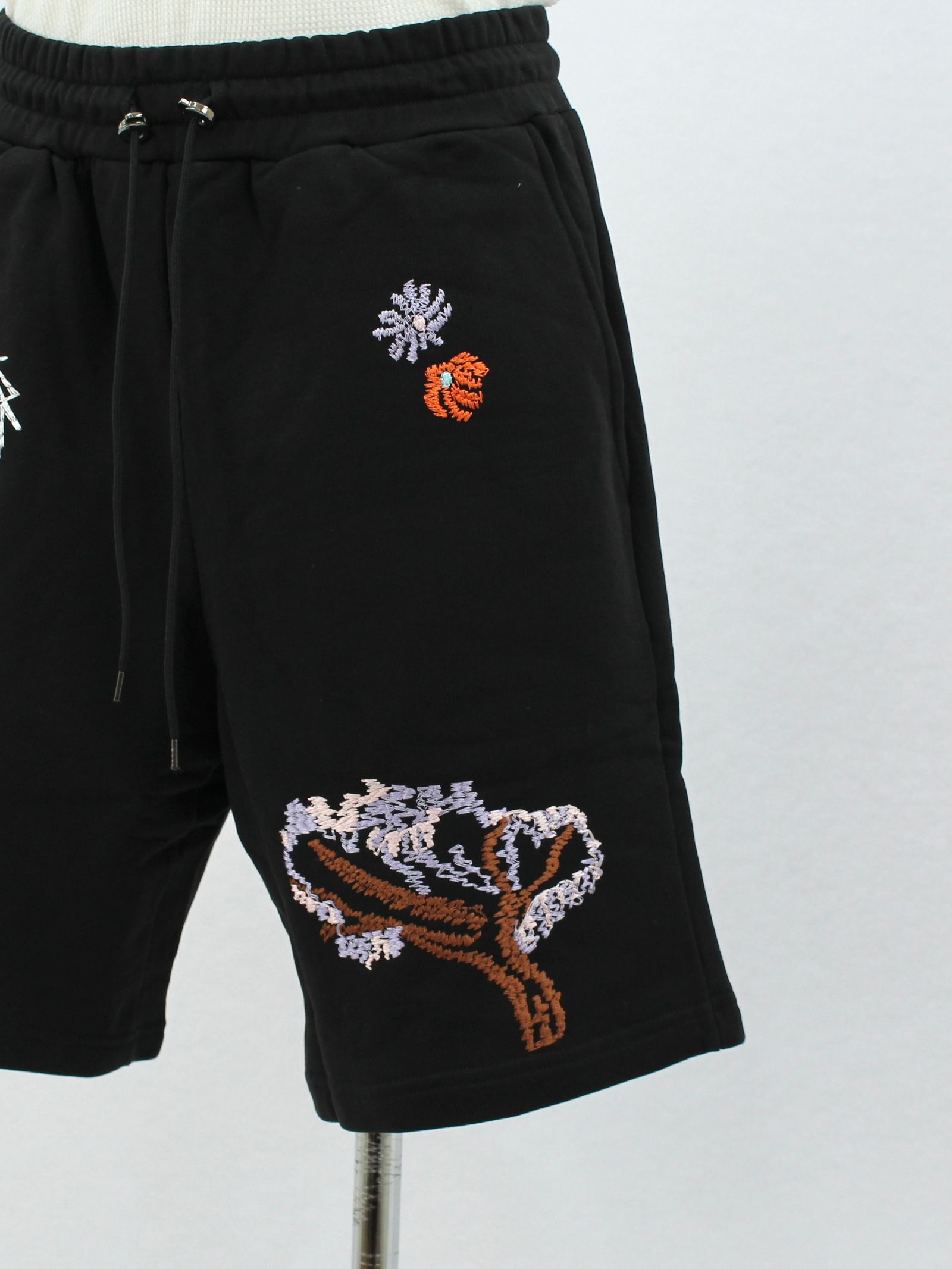 刺繍ロゴ ハーフパンツ / SHORT PANTS EMBROIEDE / ブラック × マルチ
