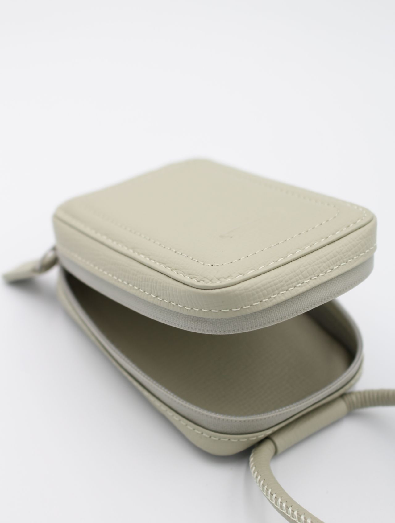 レザーストラップ付アイフォンアクセサリー マイクロバッグ / STRAPPED ACCESSORY MICROBAG / ホワイトベージュ