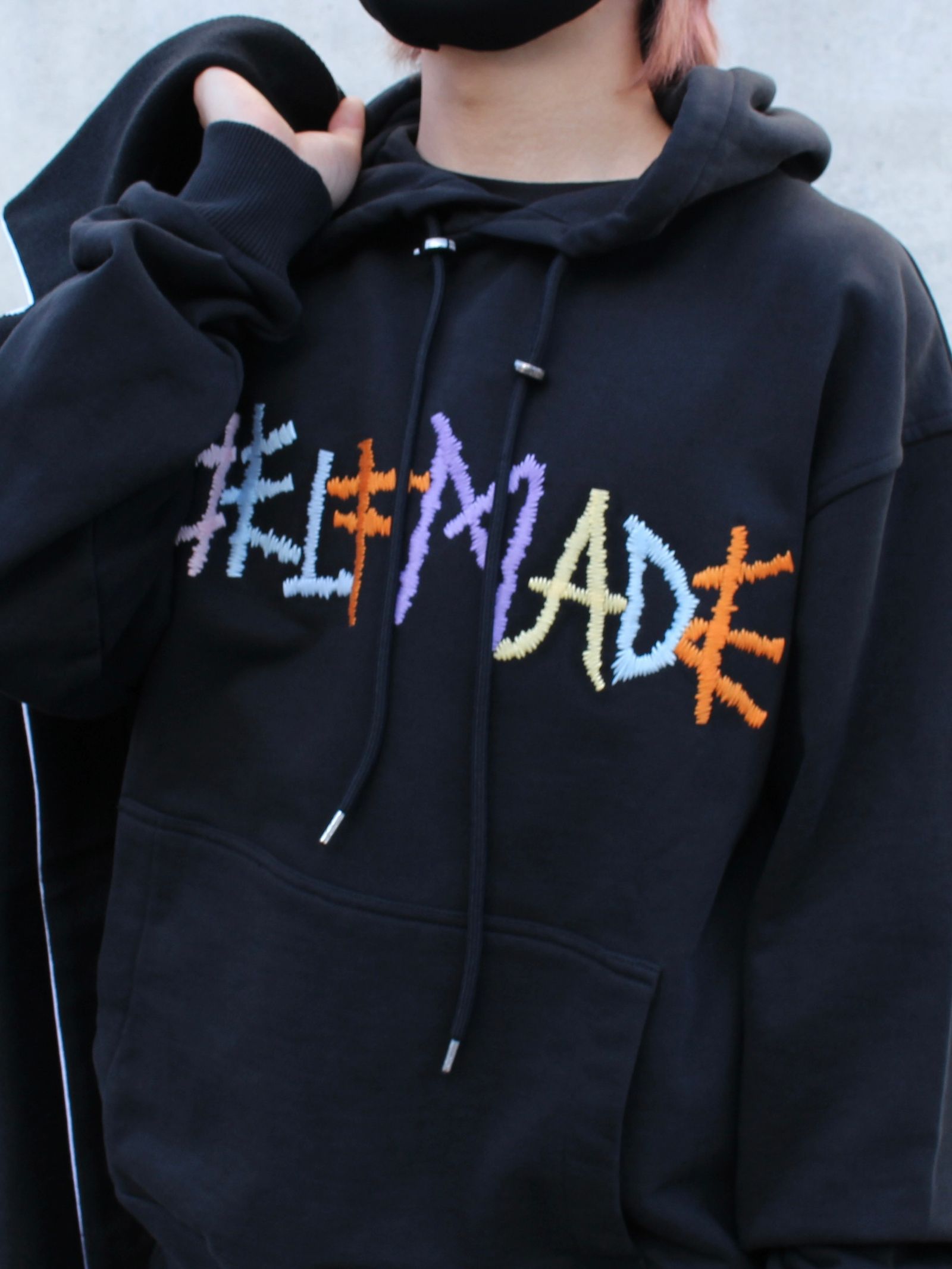 刺繍ロゴ フーディー / BLACK HOODIE WITH MULTICOLOR LOGO / ブラック × マルチ