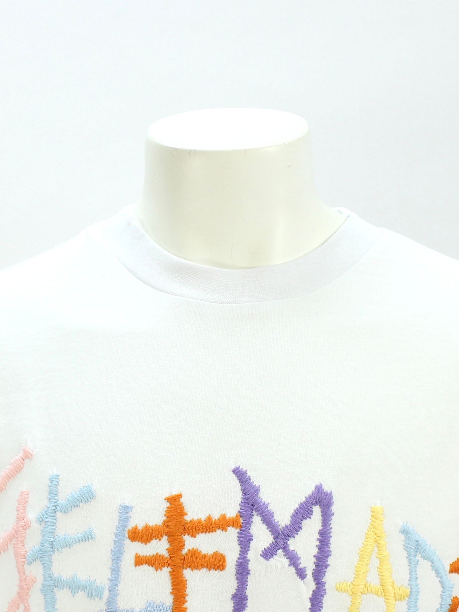 刺繍ロゴ Tシャツ / WHITE T-SHIRT WITH MULTICOLOR LOGO / ホワイト × マルチ