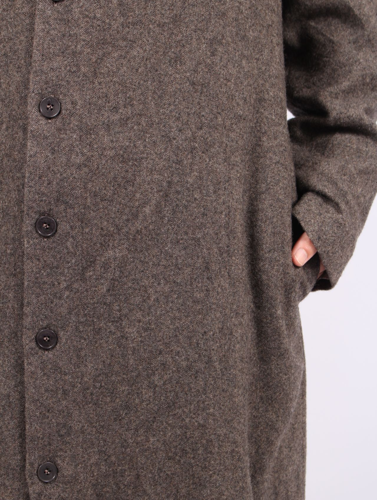 【25AW】ユニセックス ミッド フィット ダスト コート 925 シルバー フック クローザー / UNISEX MID FIT DUST COAT WITH 925 SILBER HOOK CLOSER / ブラウン