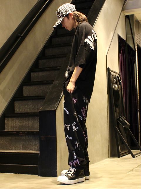 男は黙ってロゴTeeストリートスタイル!