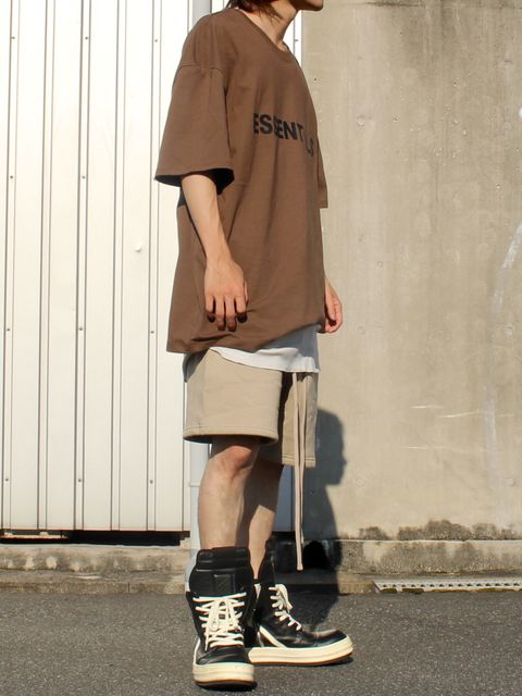 同系色カラーでお洒落に。ESSENTIALSストリートコーデ