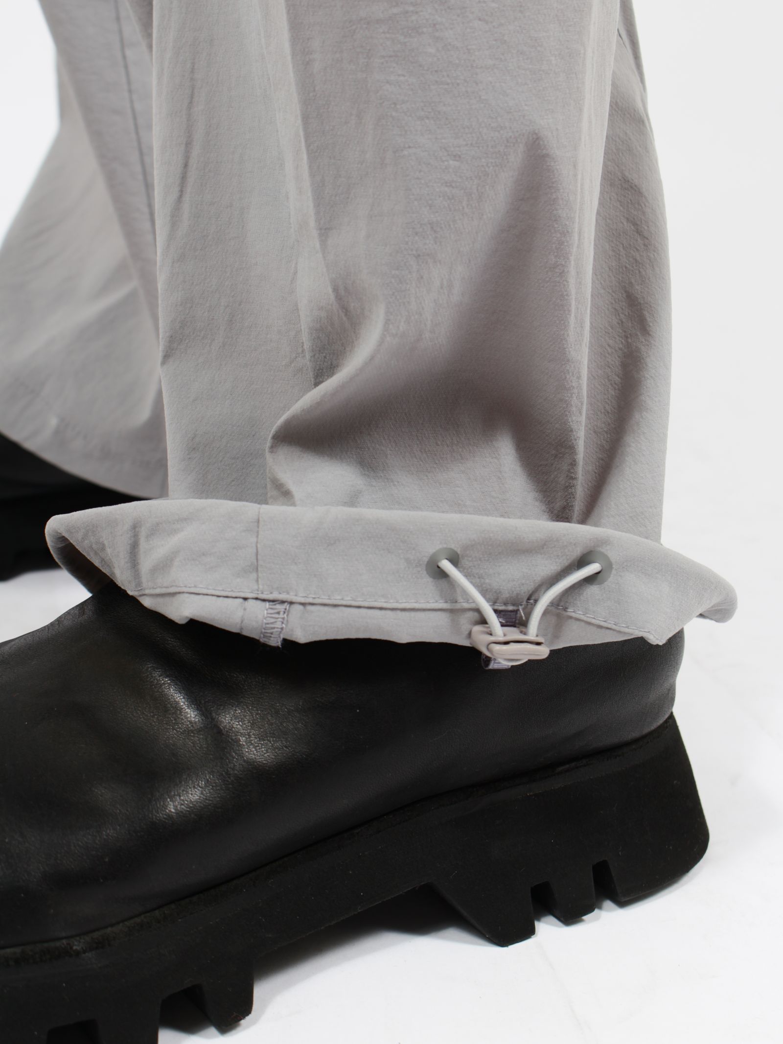 【26SS】ウェーブ テーパード パンツ / WEAVE TAPED PANTS / グレー
