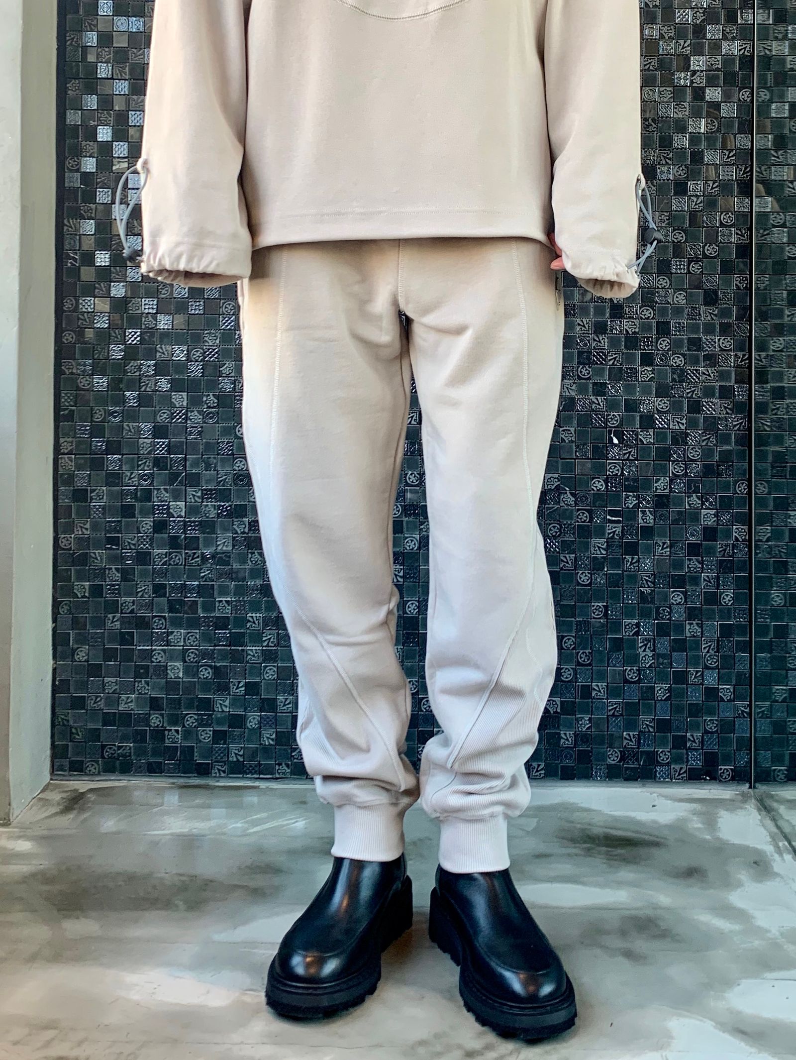 パネルロゴ ライン パンツ / COTTON LOOP BACK CEMENT CONTOUR LINE PANEL PANTS / ベージュ × シルバー