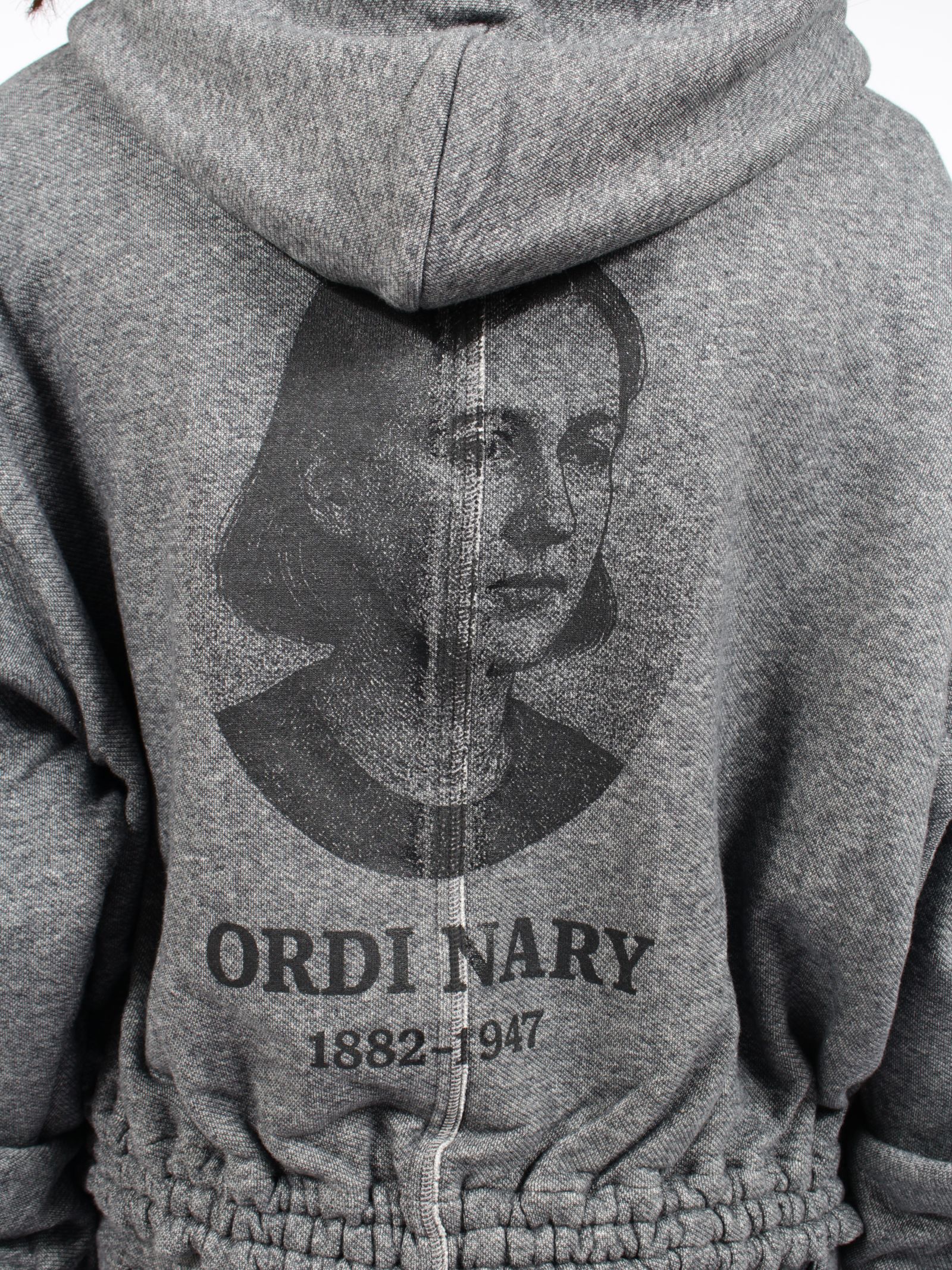 【26AW】オーディナリー ホーム オールド スタイル ジップ フーディ ウィズ プリンティング / ORDINARY HOME OLD STYLE ZIP HOODIE WITH PRINTING / チャコール