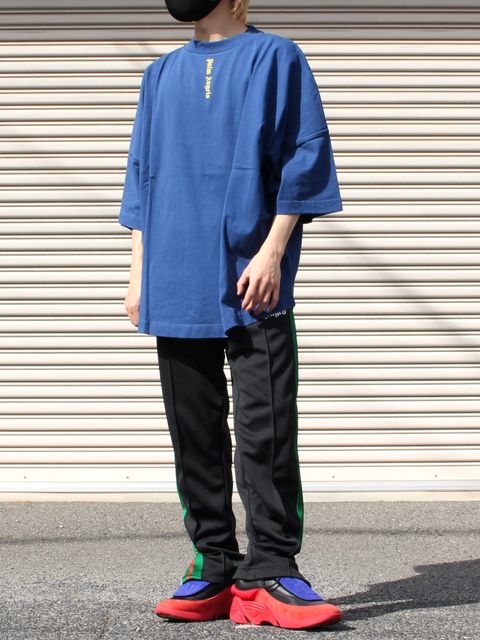 【Palm Angels】新作縦ロゴオーバーTシャツを取り入れたストリートスタイル