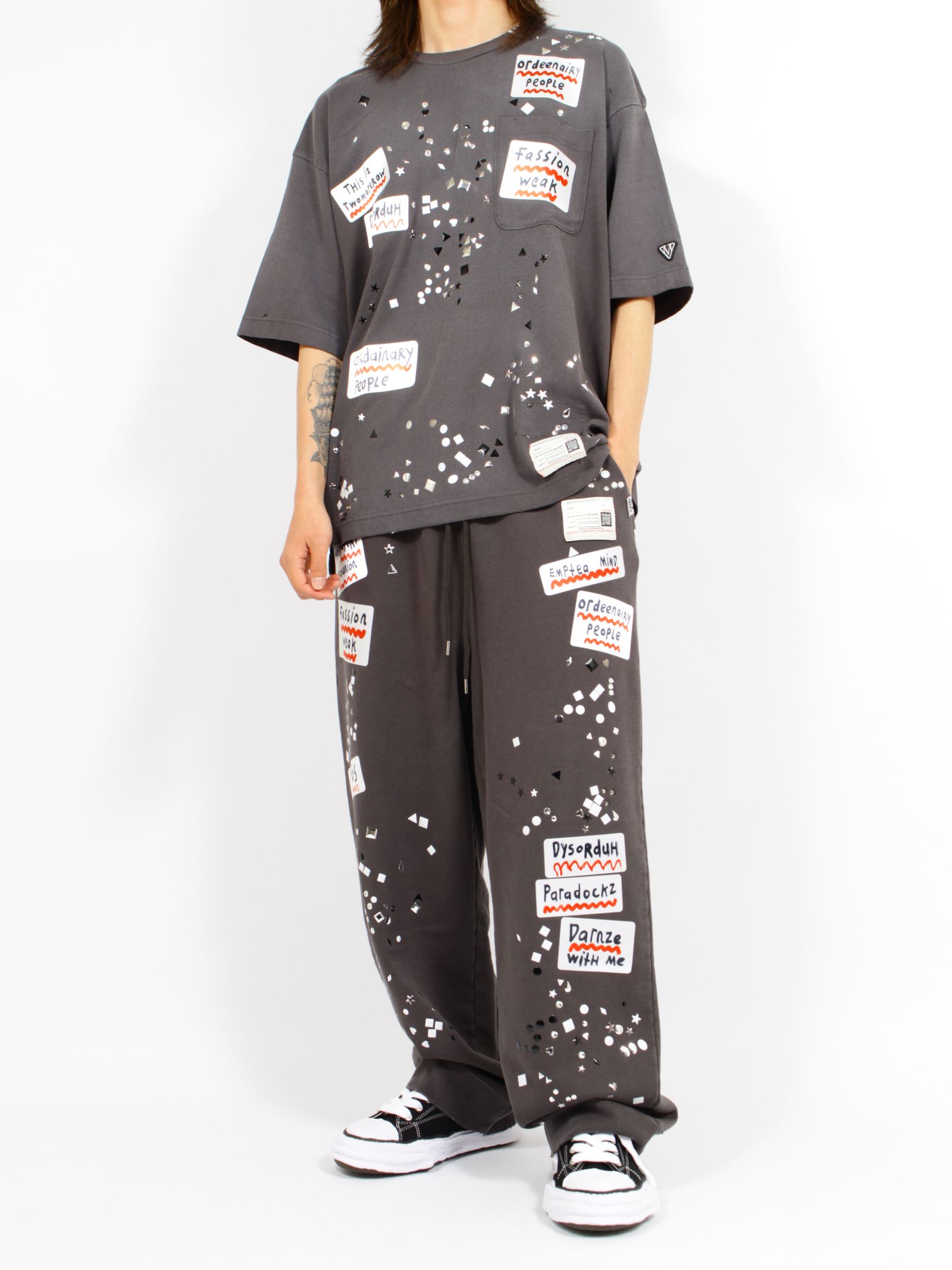 【26SS】エンブリッシュド ステッカー Tシャツ 半袖 カットソー  / EMBLLISHED STECKER T-SHIRTS / ブラック