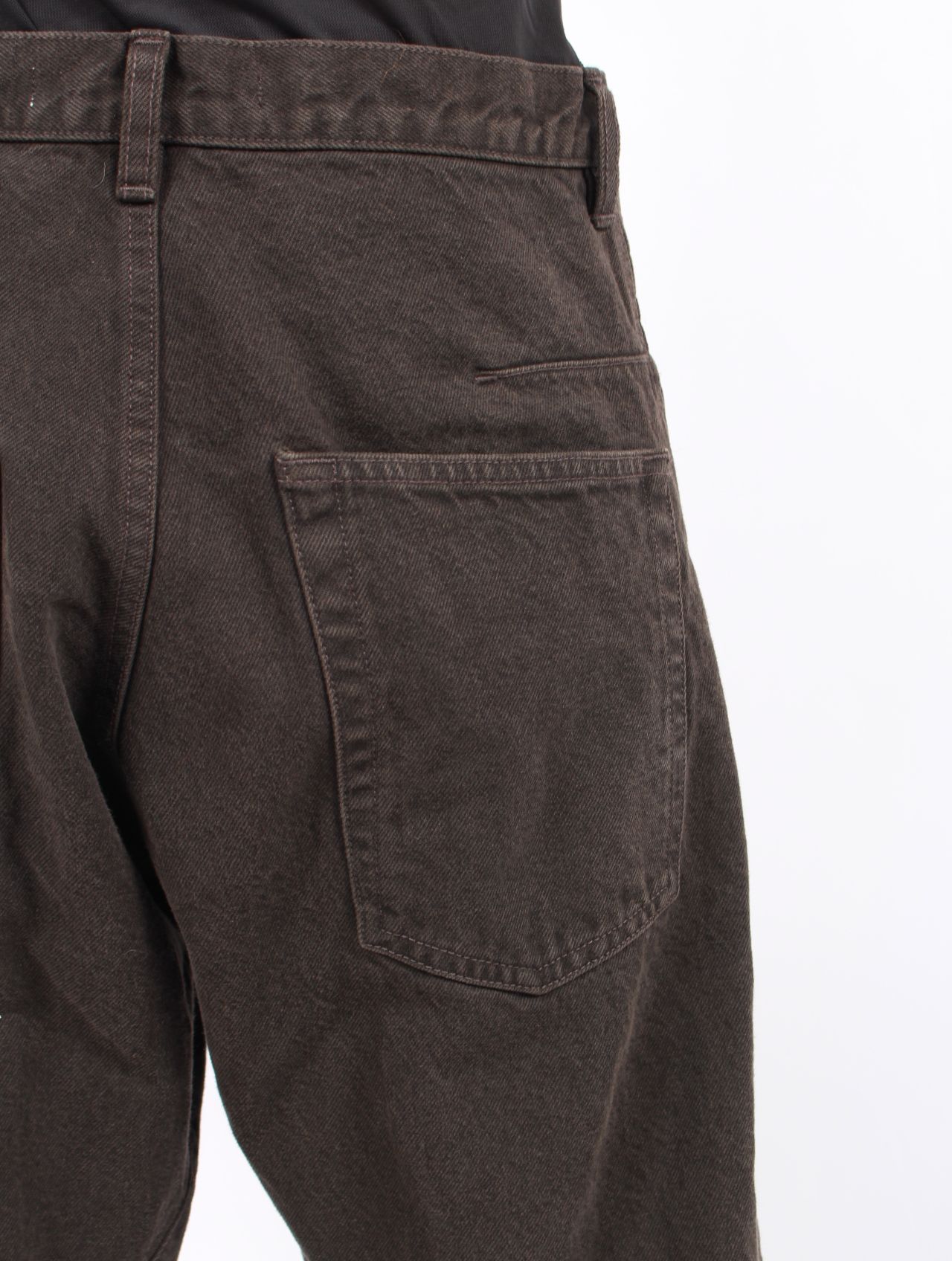 【25AW】 3D ツイステッド ワイド レッグ ジーンズ / 3D TWISTED WIDE LEG JEANS / DARK BROWN(ダーク ブラウン)