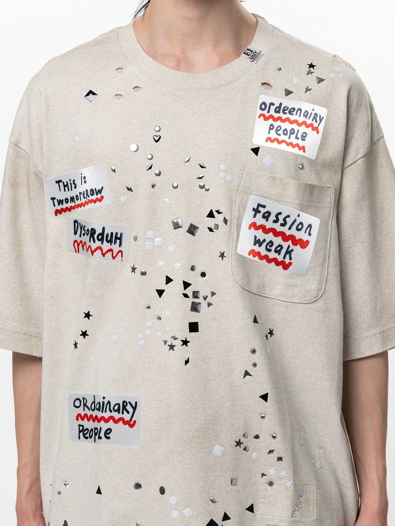 【26SS】エンブリッシュド ステッカー Tシャツ 半袖 カットソー / EMBLLISHED STECKER T-SHIRTS / ホワイト