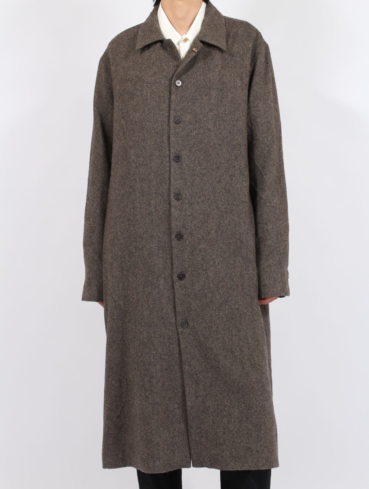 【25AW】ユニセックス ミッド フィット ダスト コート 925 シルバー フック クローザー / UNISEX MID FIT DUST COAT WITH 925 SILBER HOOK CLOSER / ブラウン