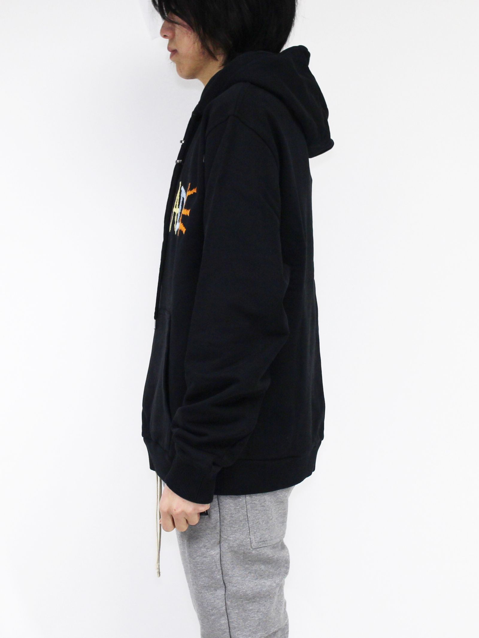 刺繍ロゴ フーディー / BLACK HOODIE WITH MULTICOLOR LOGO / ブラック × マルチ