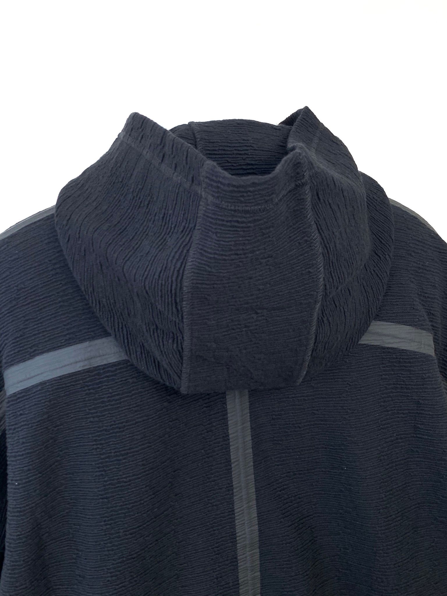 パネルロゴ フーディー / Knitted TEXTURED HOODY / ブラック × シルバー