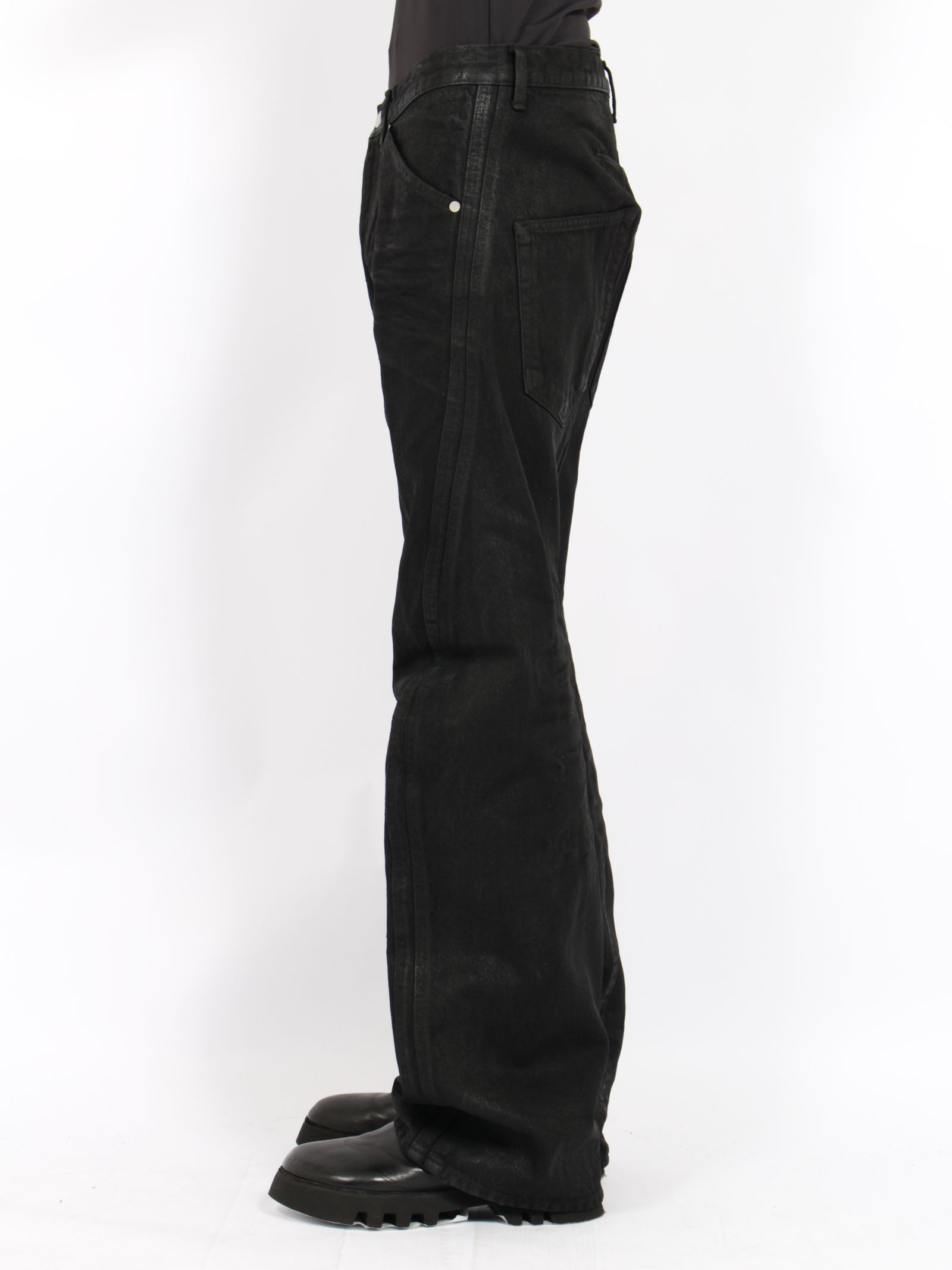 【26AW】3D ツイステッド ジーンズ デニム パンツ コーティング加工 / 3D TWISTED JEANS / LUSTER COATED BLACK(ブラック)