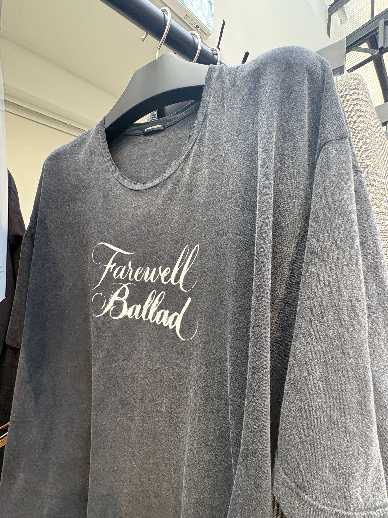 【27SS】LU リラックスフィット ボクシーTシャツ フェアウェル バラッド / LU RELAX FIT BOXY T-SHIRT WITH "FAREWELL BALLAD" PRINT / フェード ブラック