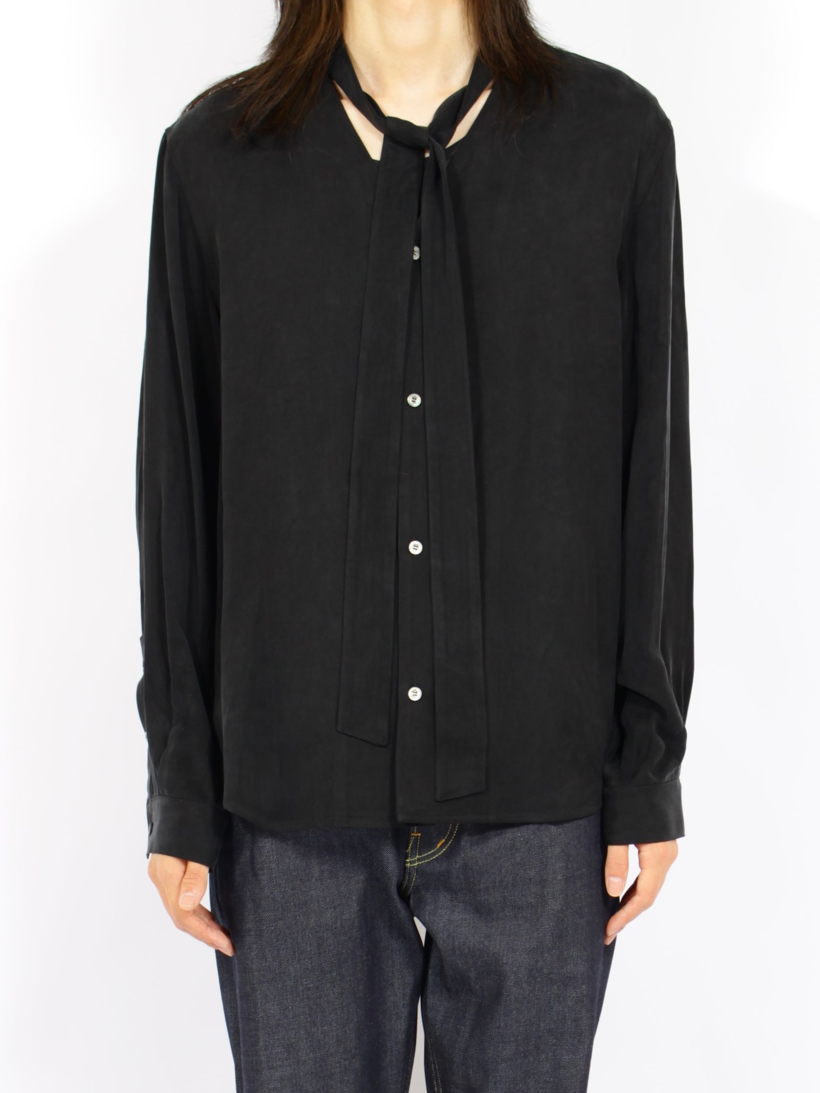 【26AW】Vネック ボウタイ ブラウス 長袖 シャツ / V-NECK BOW TIE BLOUSE .16 / NOIR(ブラック)