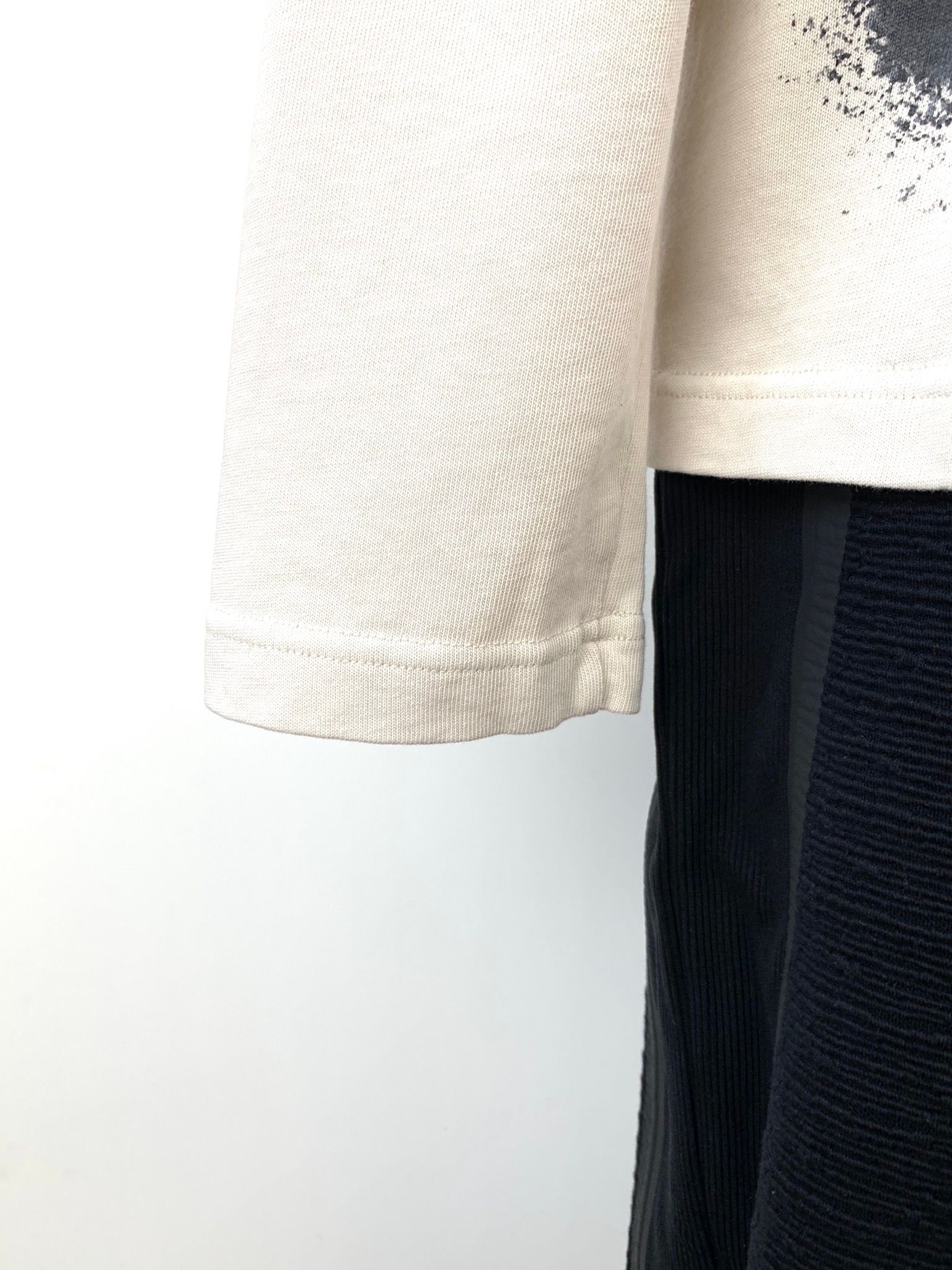バックペイント ロングスリーブ ジャージTシャツ / COTTON SINGLE JERSEY STONE STENCIL LONG SLEEVE T-SHIRT / ベージュ × ブラック