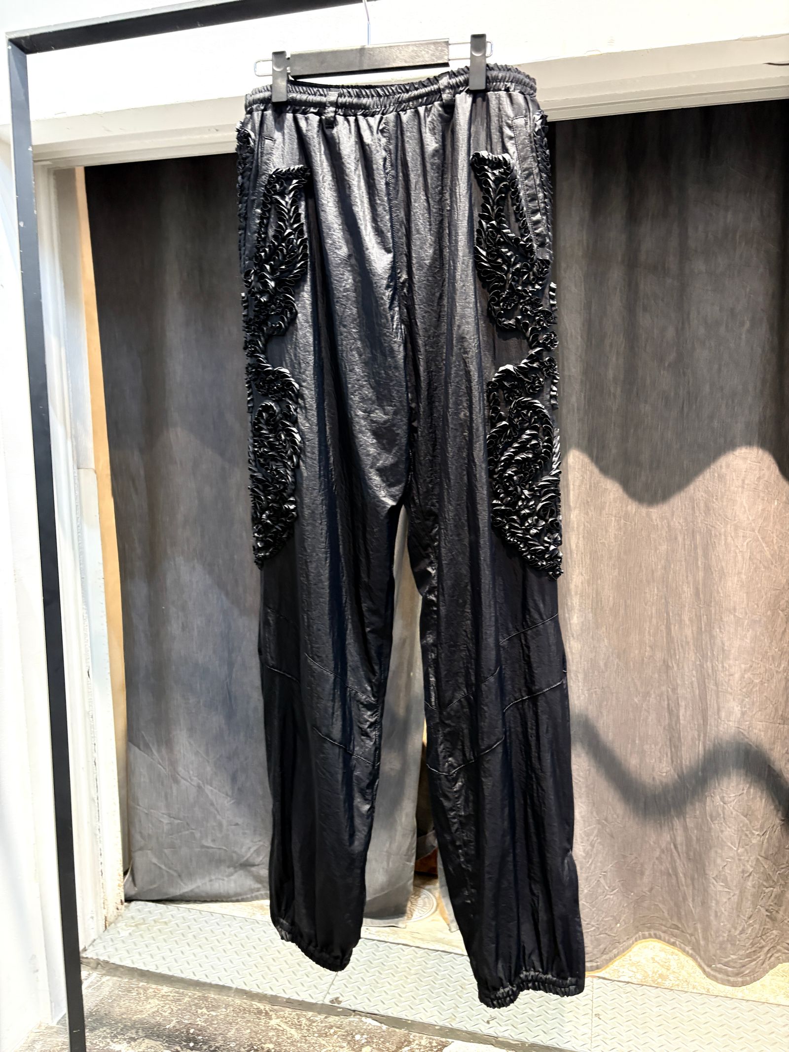 【27SS】エンブロイダード ウィンドブレーカー パンツ 刺繍 セミワイドパンツ / EMBROIDERED WINDBREAKER PANTS / ブラック