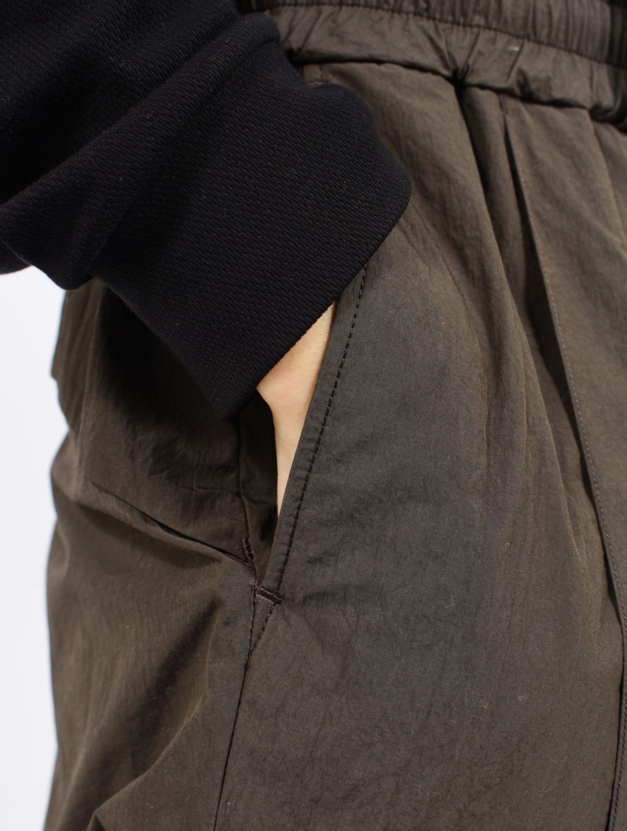 【25SS】ワッシャーナイロン ピンタック イージー トラウザーズ / WASHER NYLON  PINTUCK EASY TROUSERS .13 / バッファローブラウン