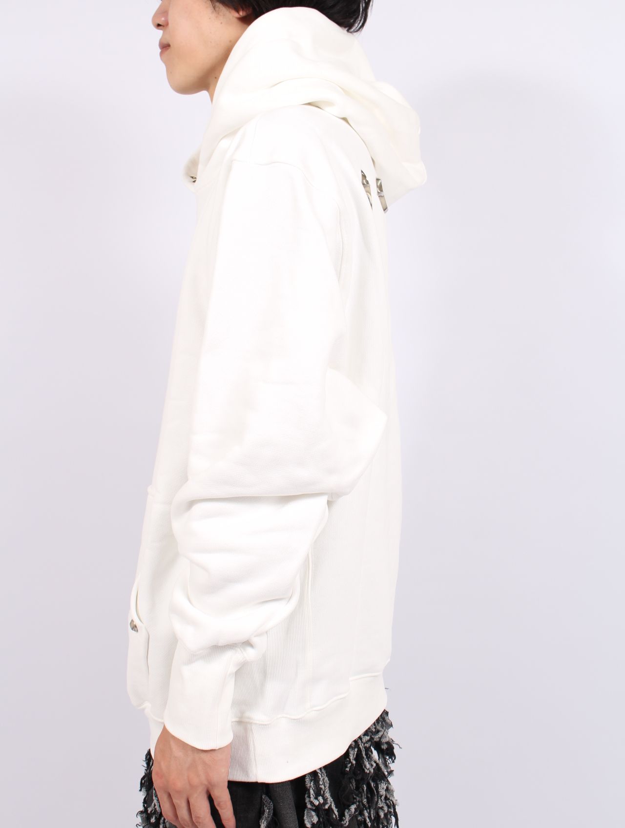 【25AW】アーマー フーディー TCロゴ スタッズ パーカー / ARMOR HOODIE / ホワイト