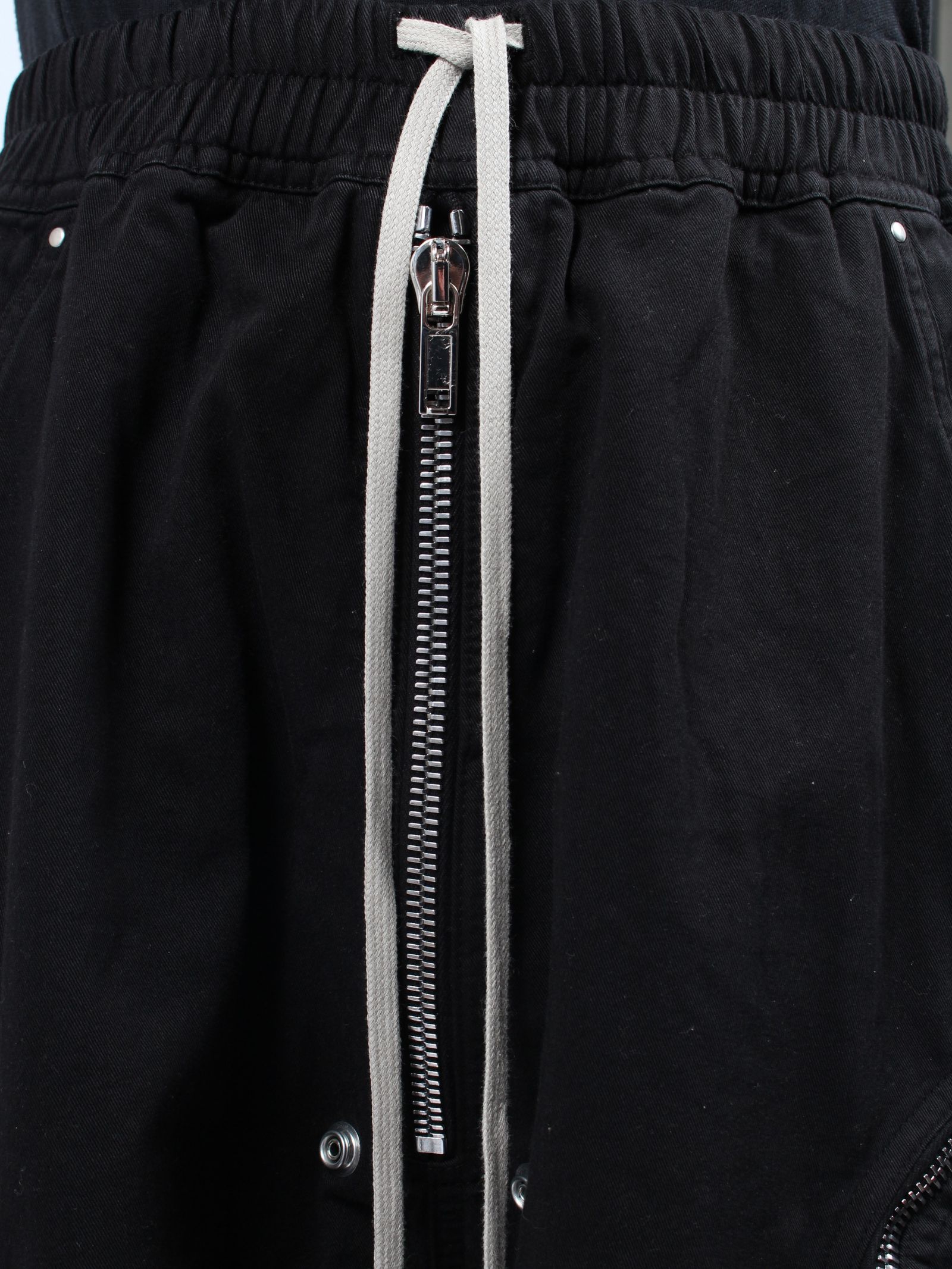 RICK OWENS DRKSHDW - 【24SS】バウハウスカーゴ ショートパンツ / BAUHAUS SHORTS / ブラック | STORY