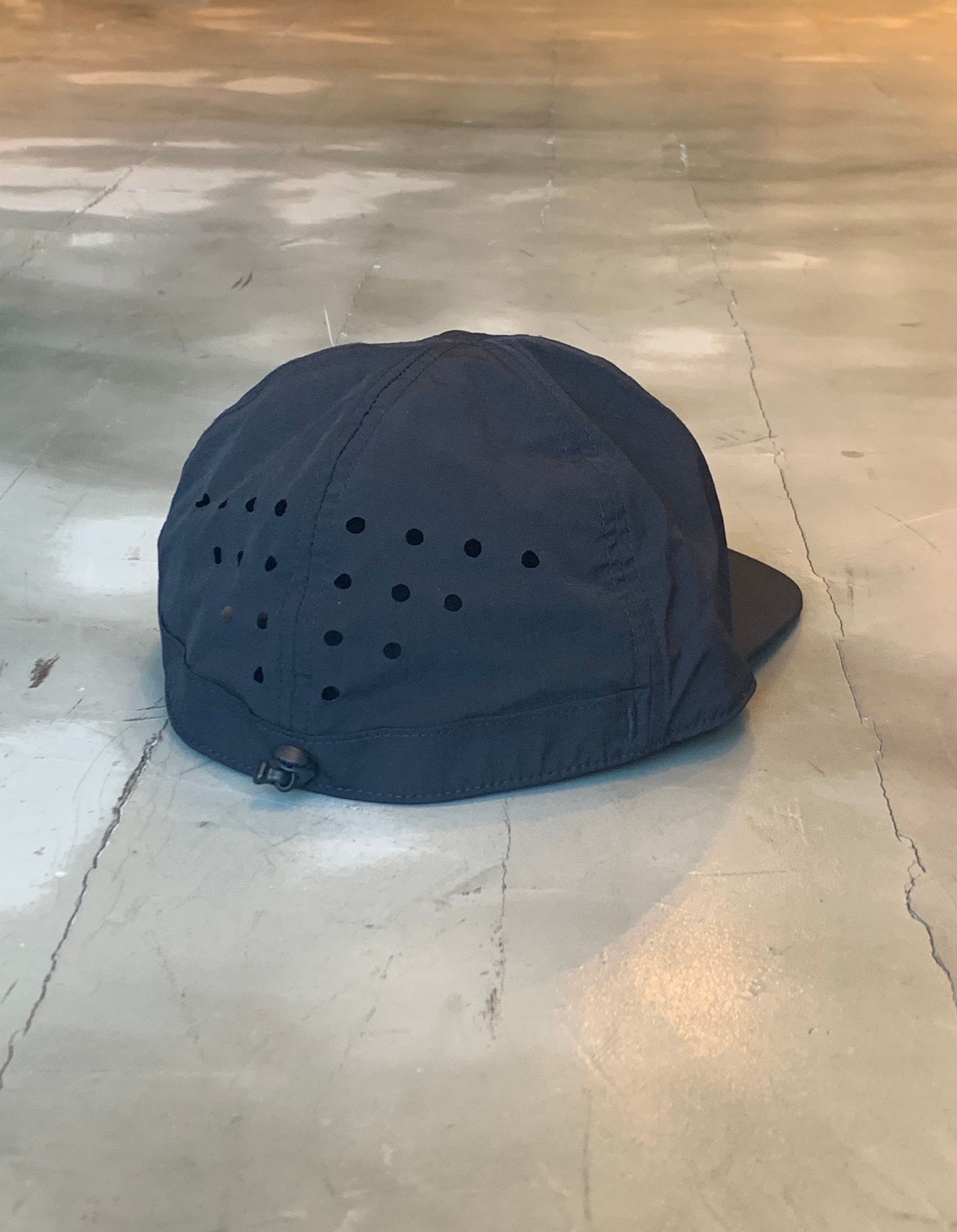 【20AW】パネルロゴ ストレートキャップ / Rhombus Badge Cap / ブラック × シルバー