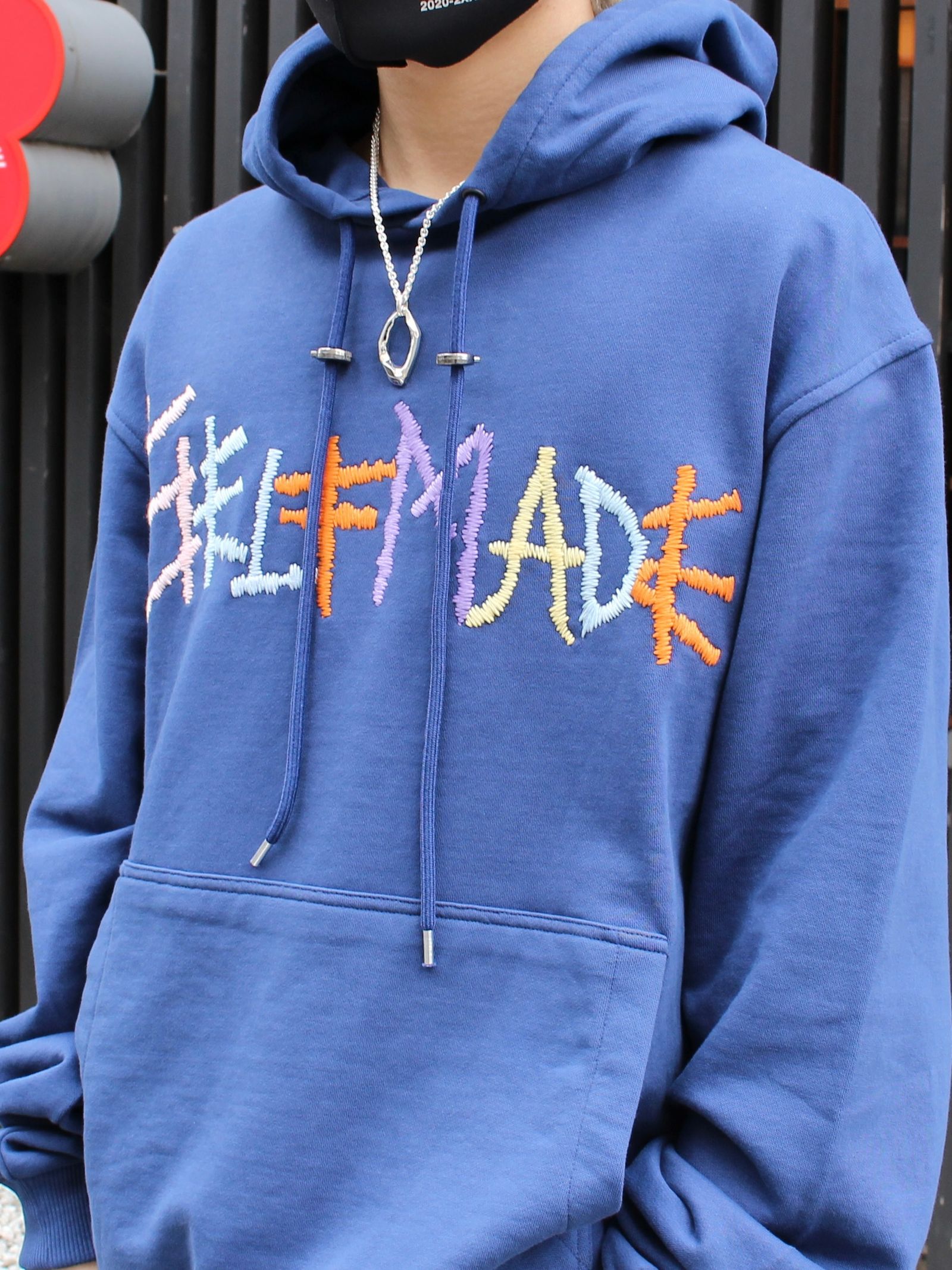 刺繍ロゴ フーディー / BLUE NAVY HOODIE WITH MULTICOLOR LOGO / ブルーネイビー × マルチ