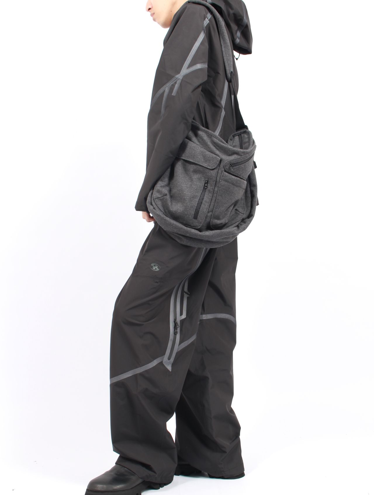 【25AW】ウール ボディー バッグ / WOOL BODY BAG / チャコール