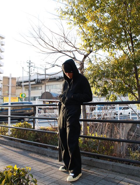 ラフでリラックス感のある、NVRFRGTのアイテムを用いたセットアップスタイル。