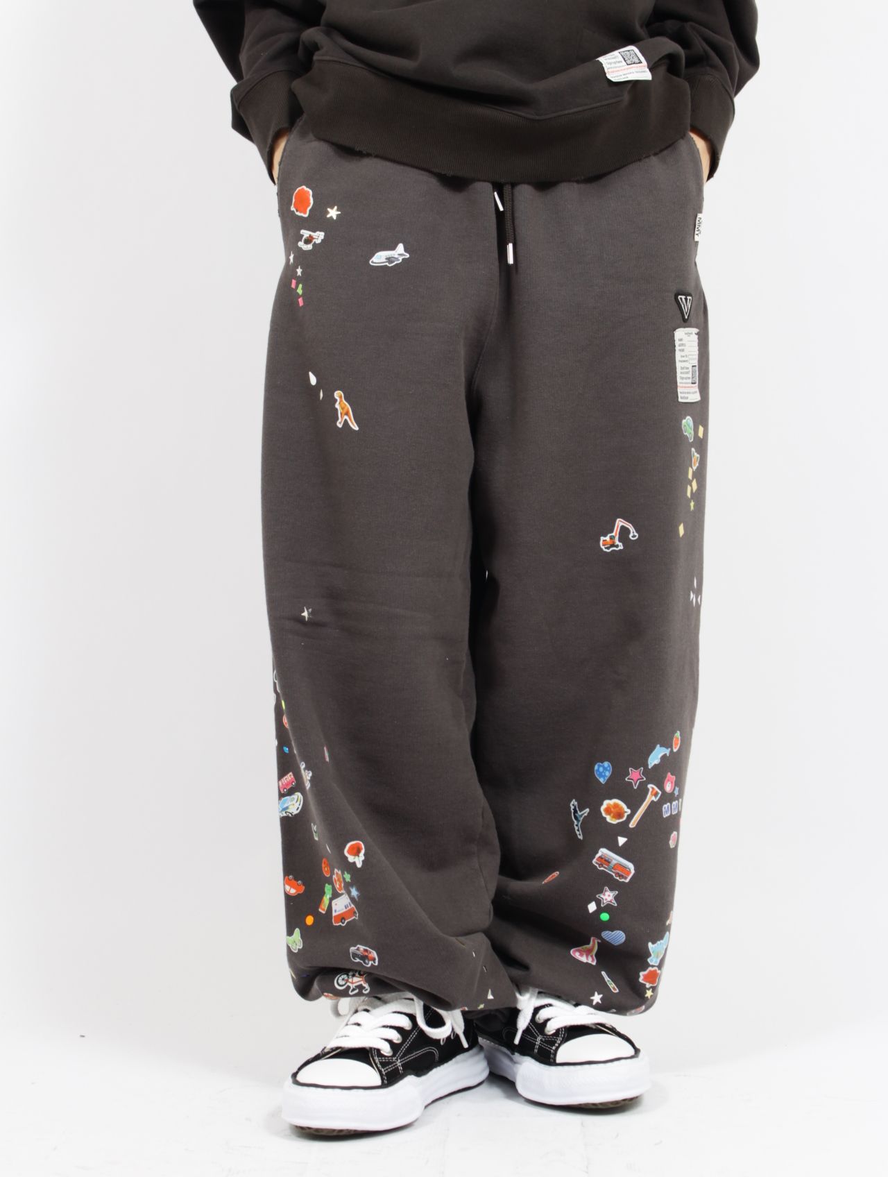 【26SS】ステッカーデザイン スウェット パンツ / KIDS STICKER PANTS / ブラック