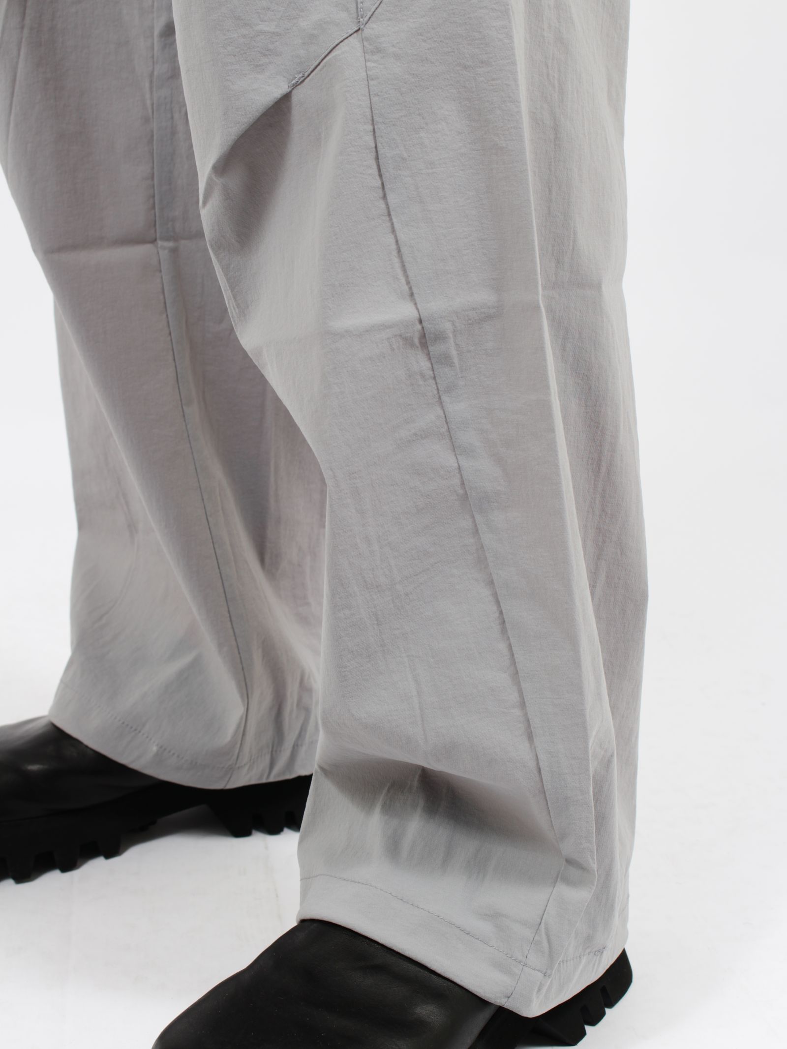 【26SS】ウェーブ テーパード パンツ / WEAVE TAPED PANTS / グレー