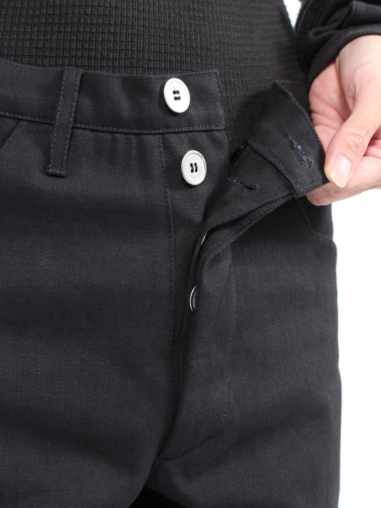 【24AW】バック スプリット フィッテッド デニム トラウザー / BACK SPLIT FITTED DENIM TROUSERS / オフブラック