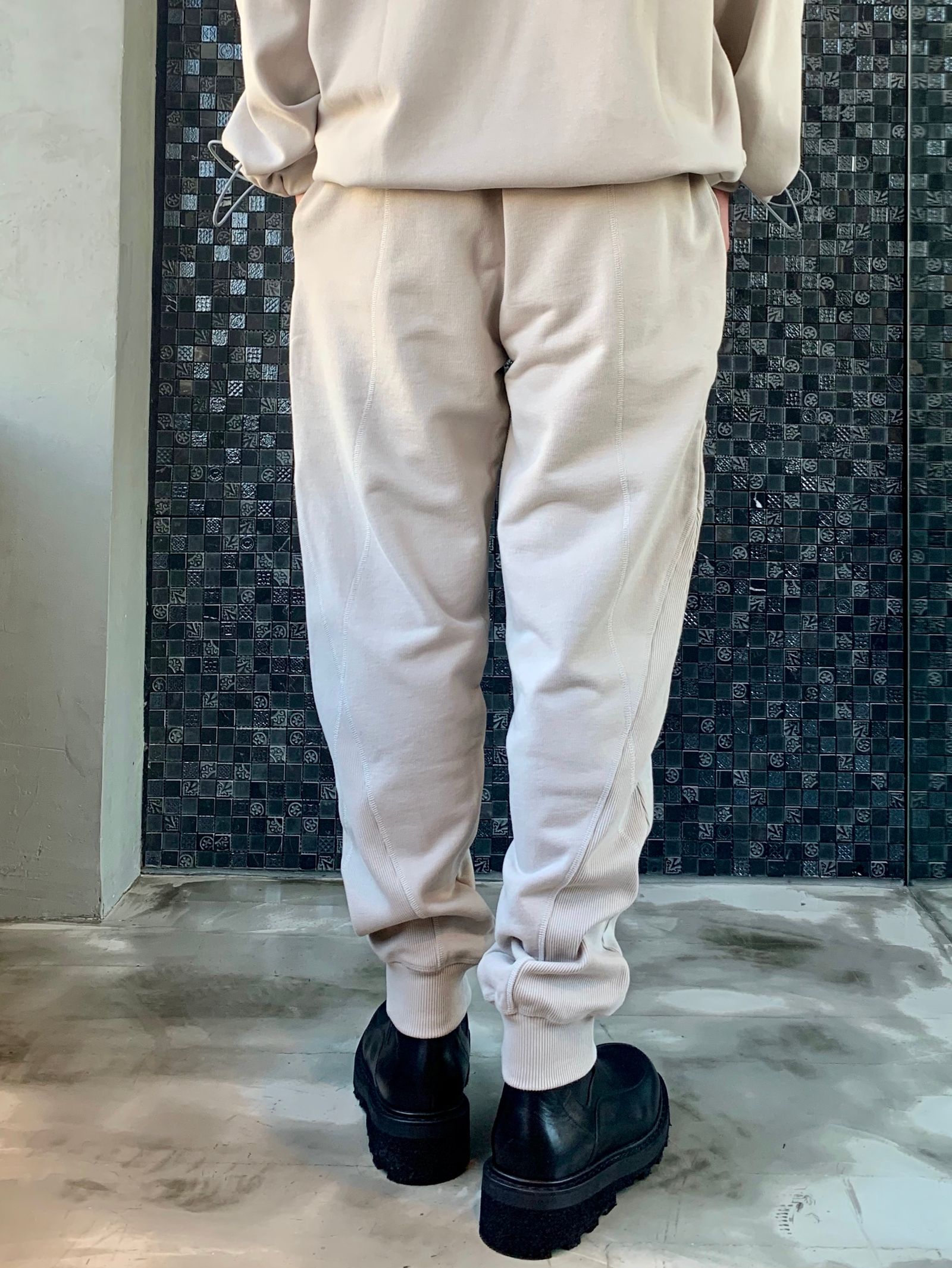 パネルロゴ ライン パンツ / COTTON LOOP BACK CEMENT CONTOUR LINE PANEL PANTS / ベージュ × シルバー