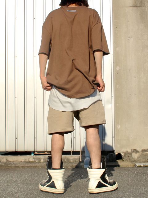 同系色カラーでお洒落に。ESSENTIALSストリートコーデ