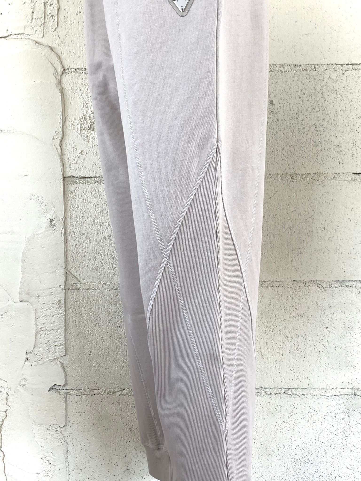 パネルロゴ ライン パンツ / COTTON LOOP BACK CEMENT CONTOUR LINE PANEL PANTS / ベージュ × シルバー