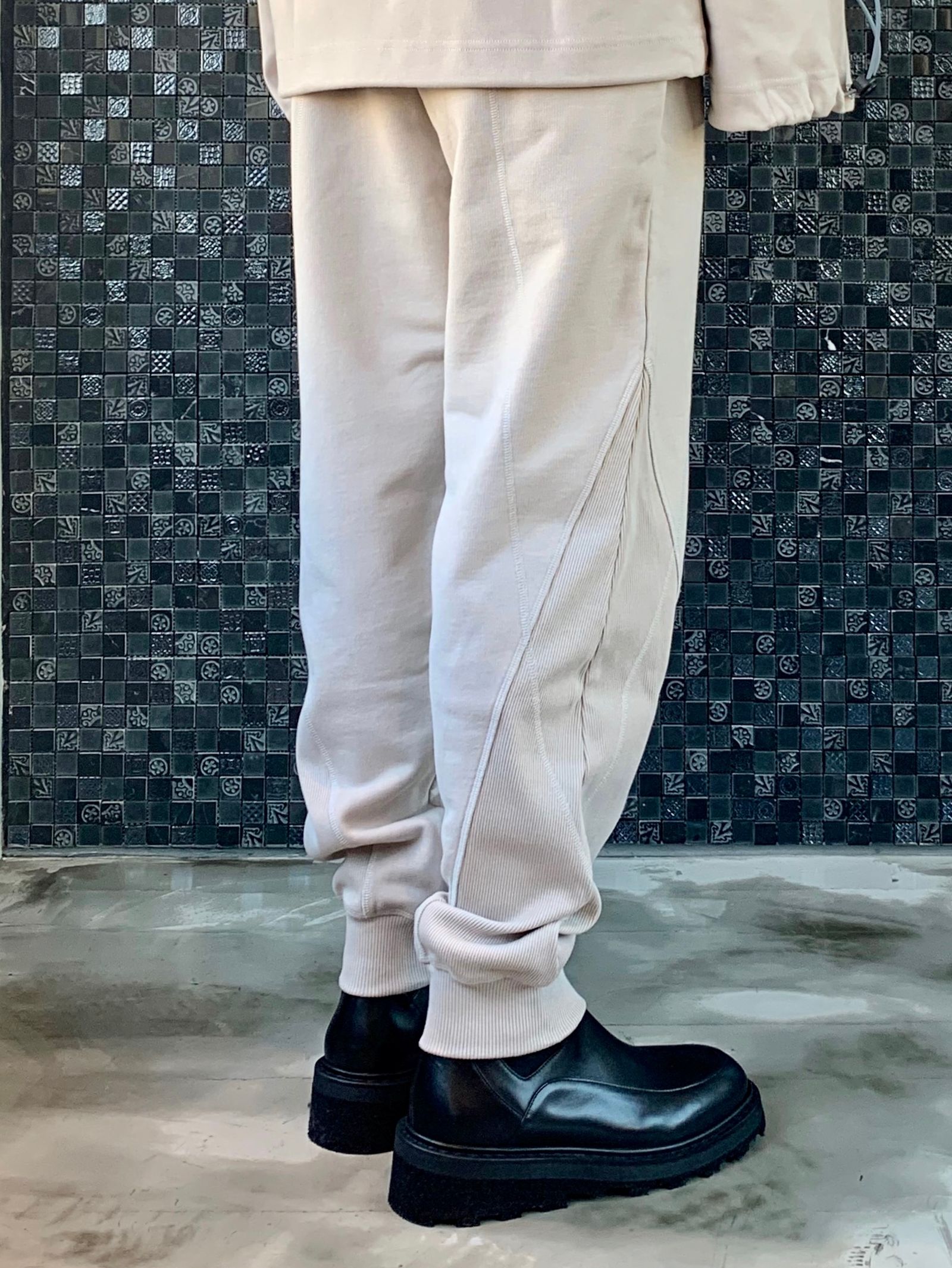 パネルロゴ ライン パンツ / COTTON LOOP BACK CEMENT CONTOUR LINE PANEL PANTS / ベージュ × シルバー