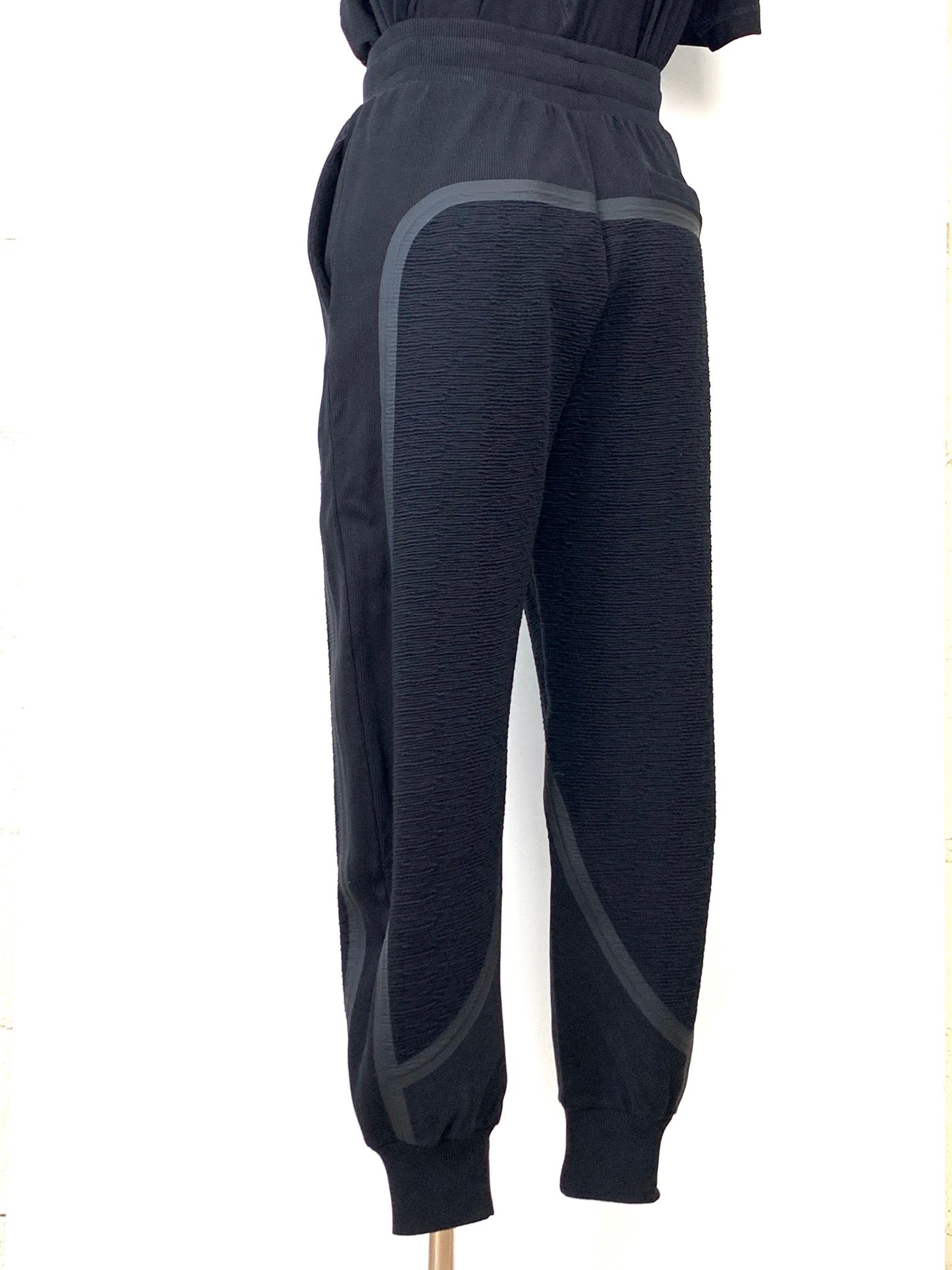 パネルロゴ ジャージー パンツ / TEXTURED JERSEY PANTS / ブラック × シルバー