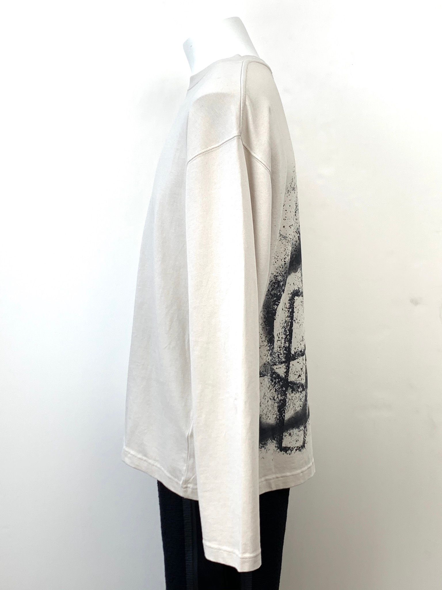 バックペイント ロングスリーブ ジャージTシャツ / COTTON SINGLE JERSEY STONE STENCIL LONG SLEEVE T-SHIRT / ベージュ × ブラック
