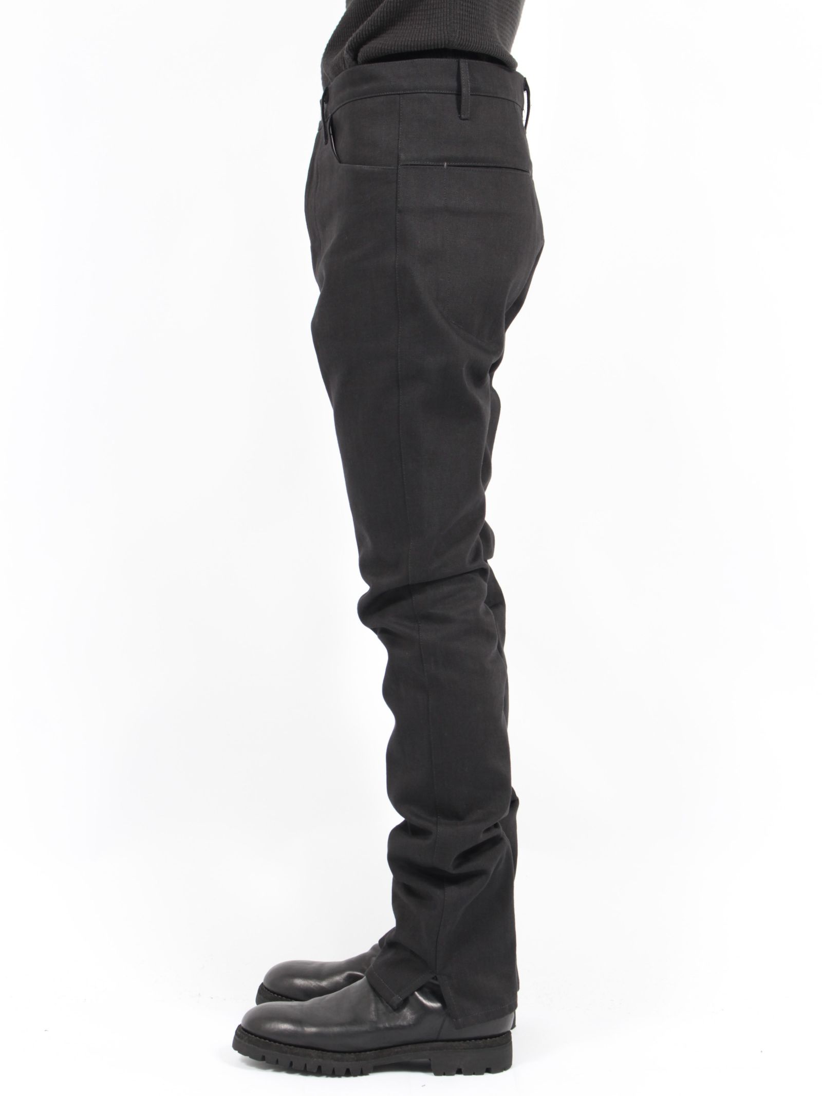【24AW】バック スプリット フィッテッド デニム トラウザー / BACK SPLIT FITTED DENIM TROUSERS / オフブラック