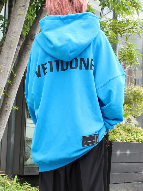 ビビットなブルーカラーが魅力的。新作WE11DONEコーデ