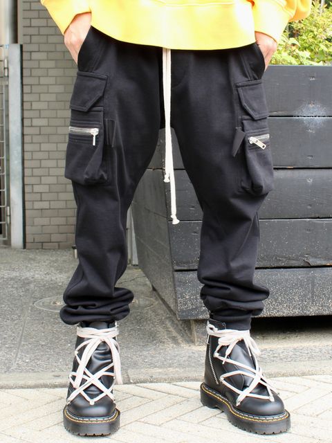 鮮やかな黄色が決め手!ハイエンドなストリートスタイル