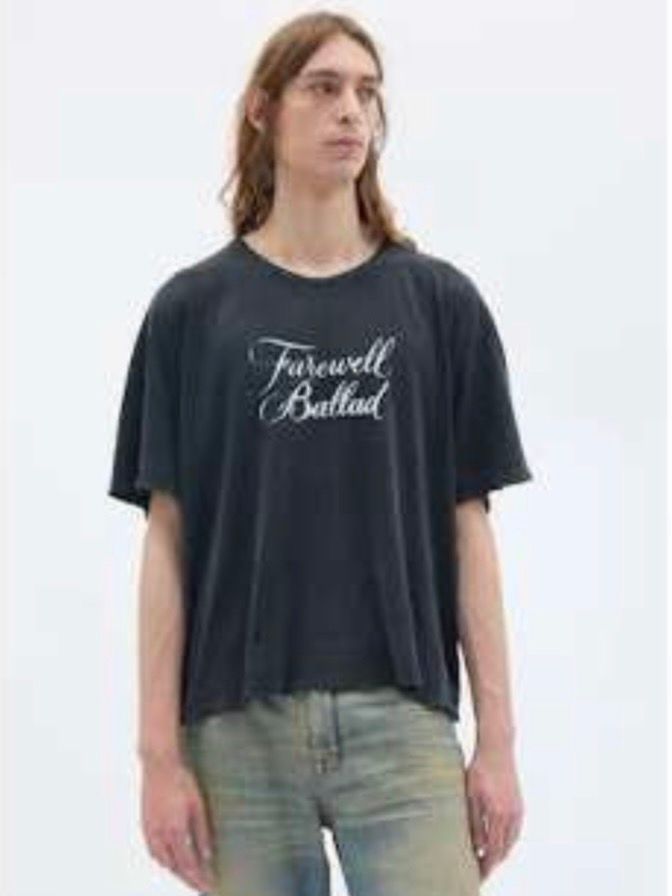 【27SS】LU リラックスフィット ボクシーTシャツ フェアウェル バラッド / LU RELAX FIT BOXY T-SHIRT WITH "FAREWELL BALLAD" PRINT / フェード ブラック