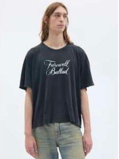 【27SS】LU リラックスフィット ボクシーTシャツ フェアウェル バラッド / LU RELAX FIT BOXY T-SHIRT WITH "FAREWELL BALLAD" PRINT / フェード ブラック